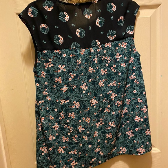 Sleeveless Joe Fresh shirt in excellent used condition - Picture 2 of 3